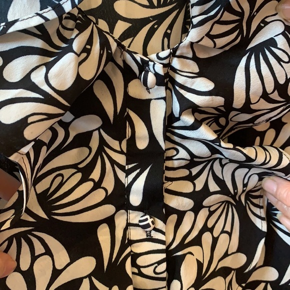 Patterned Short Sleeve With A Ruffled Collar - Picture 2 of 4